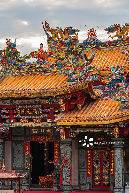 福建闽南宗教寺庙妈祖宫传统建筑飞檐 屋檐 剪瓷 牌头 斗拱 脊刹 脊兽 串角草花 雀替 月梁 瓦当图片素材