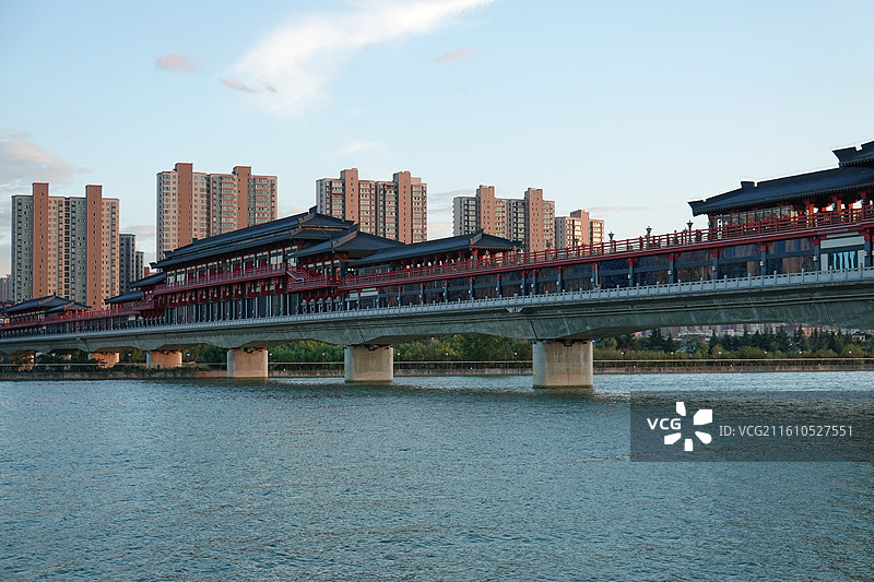 陕西省咸阳市渭河咸阳湖咸阳古渡廊桥傍晚暮光蓝调时刻图片素材