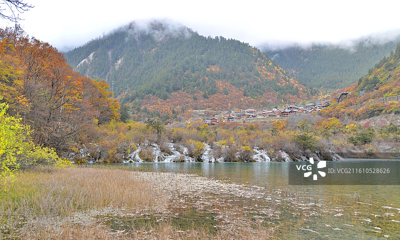 四川西部九寨沟风景区，景区内最繁华的村庄，树正寨图片素材
