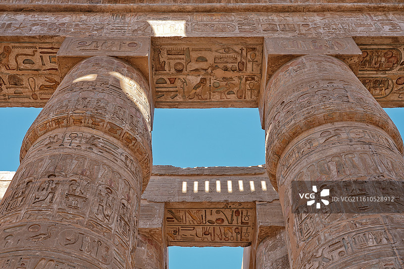 埃及卢克索，卡纳克神庙，柱厅和精美的巨型石柱，Temple of Karnak图片素材