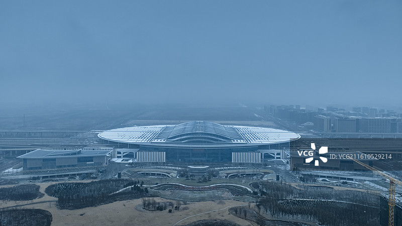 高空中看雪后的雄安高铁站，雪景，高铁站，京雄高铁，初雪图片素材