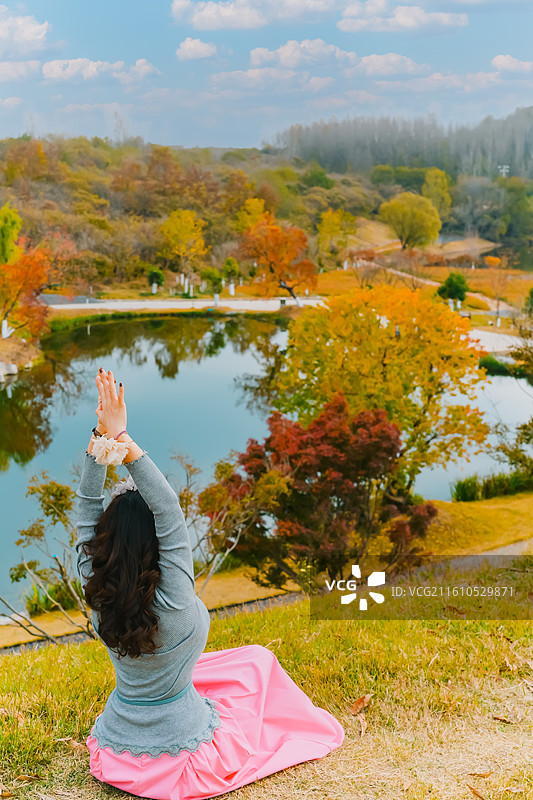 秋游 秋景  层林尽杂 秋季田园风光   一位女游客在山东省青岛市西海岸新区花语人间景区打卡图片素材