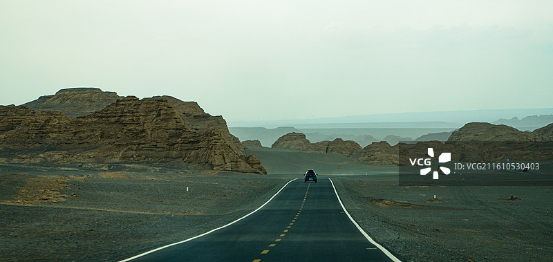 戈壁沙漠中的公路图片素材