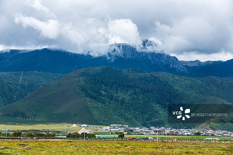 中国云南省迪庆藏族自治州香格里拉高山草原风光图片素材