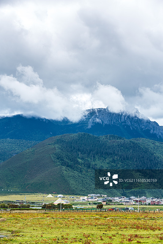 中国云南省迪庆藏族自治州香格里拉高山草原风光图片素材
