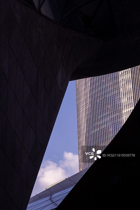 紫色天空背景下的广州大剧院玻璃幕墙上城市摩天大楼建筑反射风光图片素材