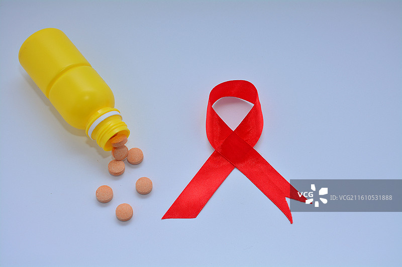 世界艾滋病日-艾滋病警示红丝带和药物图片素材