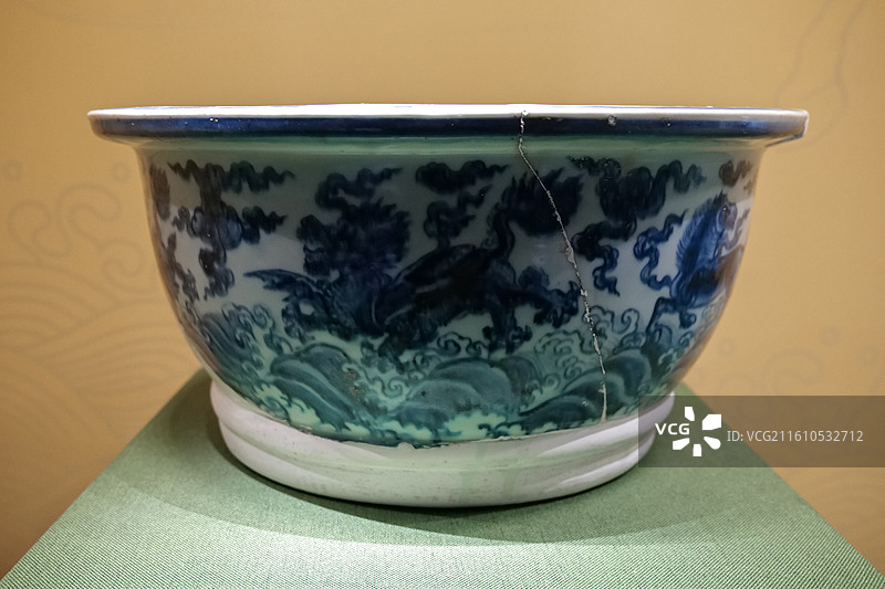 青花海怪纹缸 明·正统 北京恭王府“御瓷凝瑞-景德镇御窑遗址出土吉祥动物纹瓷特展”图片素材