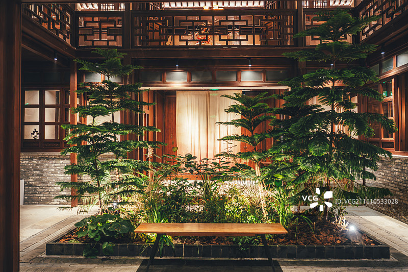 扬州广陵有盐中式天井庭院绿植环绕木质回廊与灯笼枯枝装饰，扬州市，广陵区，中国图片素材