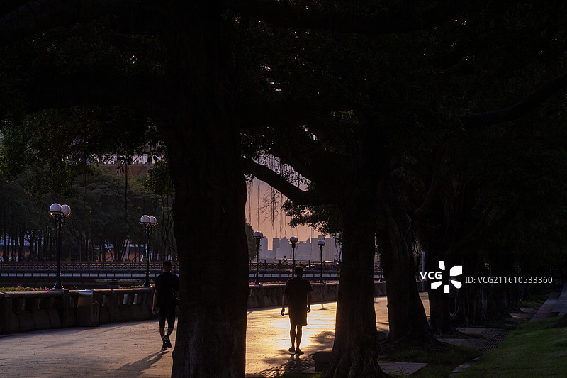 秋天日落时分广州海心沙亚运公园河边道路上的落日余晖光影自然风光图片素材