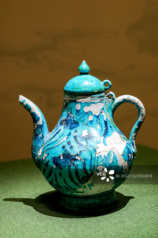 孔雀绿釉鱼藻纹梨形壶 明·宣德 北京恭王府“御瓷凝瑞-景德镇御窑遗址出土吉祥动物纹瓷特展”图片素材
