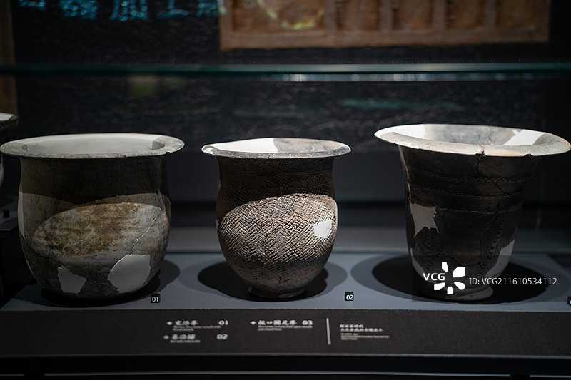 成都考古中心常设展展出的古代陶器图片素材