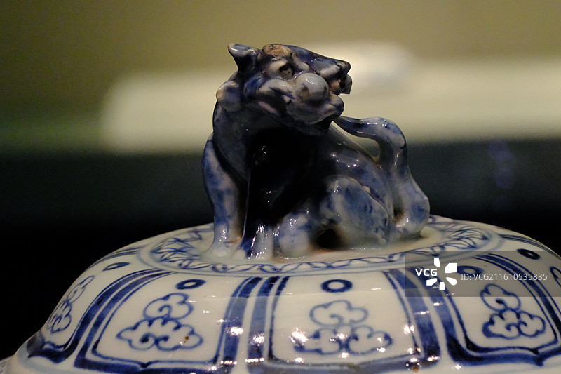 河北博物院青花釉里红开光贴花盖罐。镇馆之宝国宝文物图片素材