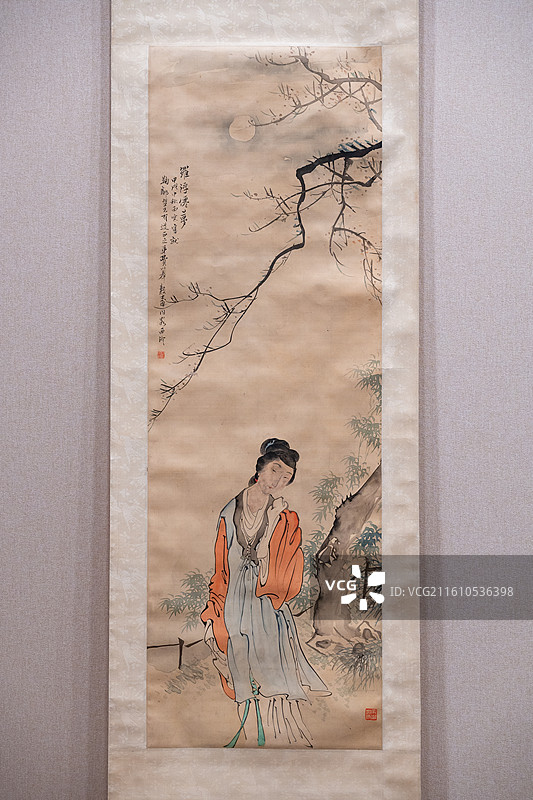 天津博物馆 清代后期人物画特展 清 费以群 罗浮仙梦图轴 ‌绢本设色‌ 甲戌年（1874）31岁图片素材