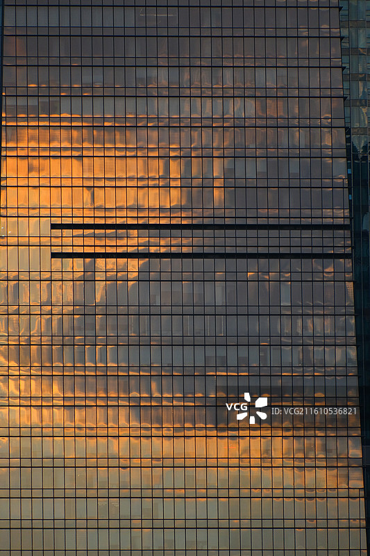 广西南宁民族大道日落时分车流不息图片素材