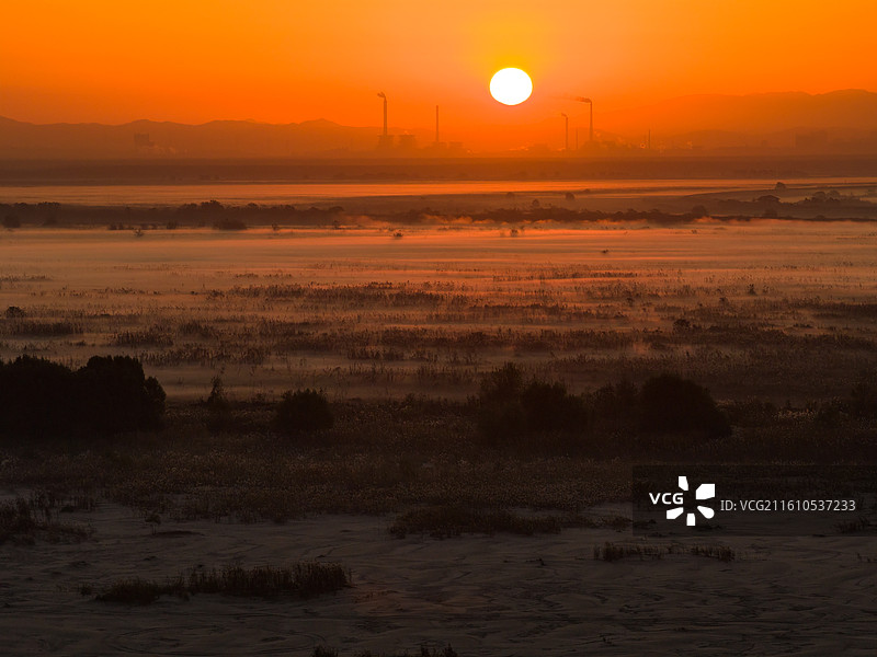 航拍长江航道日出风光及长江上的运输船图片素材
