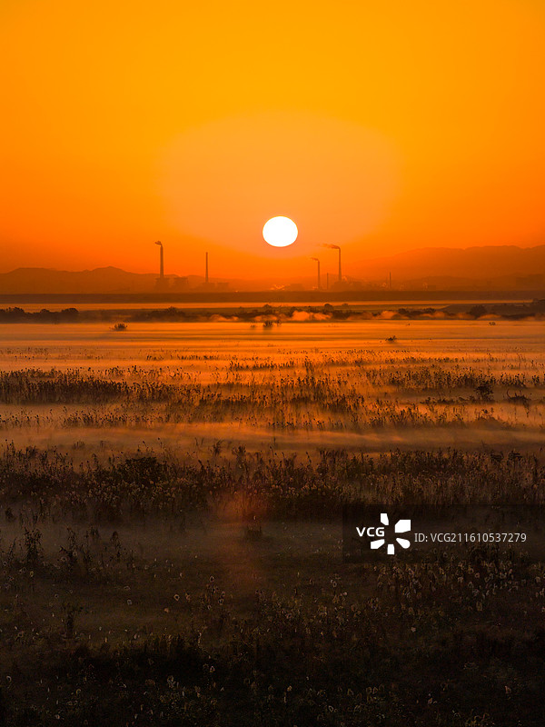 航拍长江航道日出风光及长江上的运输船图片素材