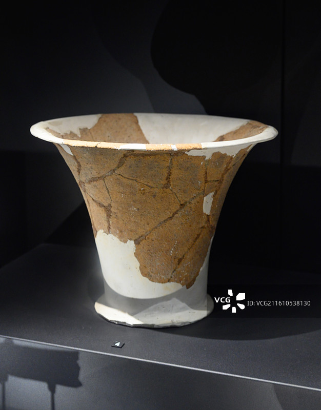 西泉坎地点出土的陶圈足罐图片素材