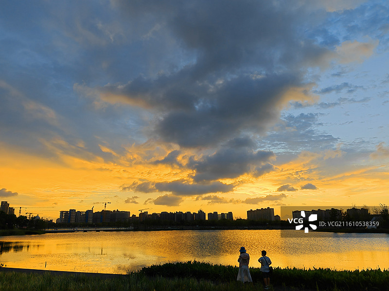 落日，火烧云，晚霞，拍摄于上海市奉贤区，上海之鱼景区图片素材