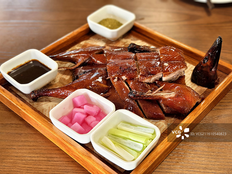 云南普洱-茶农人家普洱菜，烤鸭图片素材