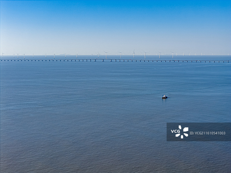 上海临港东海大桥与海面上的拖船 南汇新城海岸 东海海上风力发电场 清洁能源与生态环境保护图片素材