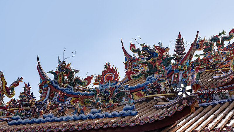 中国传统寺庙屋顶的彩色龙饰图片素材