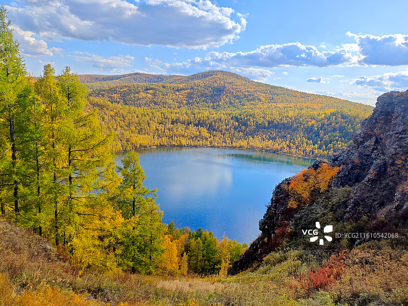 阿尔山国家森林公园驼峰岭天池周边的七彩浮岩，是火山喷发后熔岩冷却形成的，色彩斑斓。图片素材