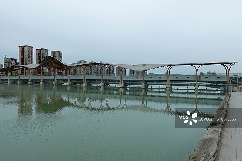 四川省德阳市旌阳区德阳市北公园：绵远河青衣江路大桥和青衣江水闸河景倒影天际线图片素材