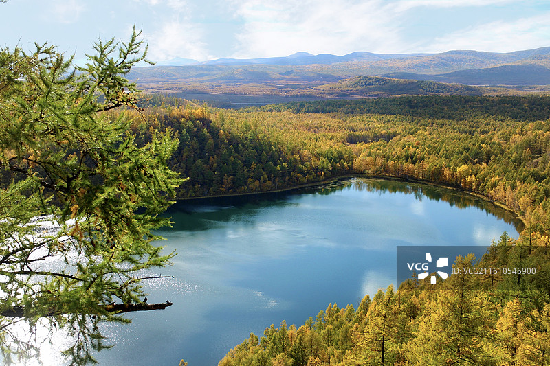 阿尔山国家森林公园驼峰岭天池是由火山喷发后火山口积水形成的高位湖泊，登上998级台阶可一睹它的真容。图片素材