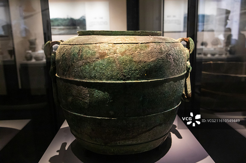 绍兴博物馆 铭文螭纹青铜双连环三足罍  春秋 1982年越城区鉴湖镇坡塘村狮子山土坑墓出土图片素材