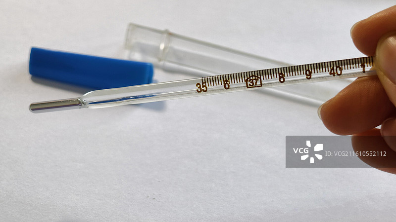 白色背景中的水银体温计特写 温度计 体温计 体温表 发烧 体温图片素材