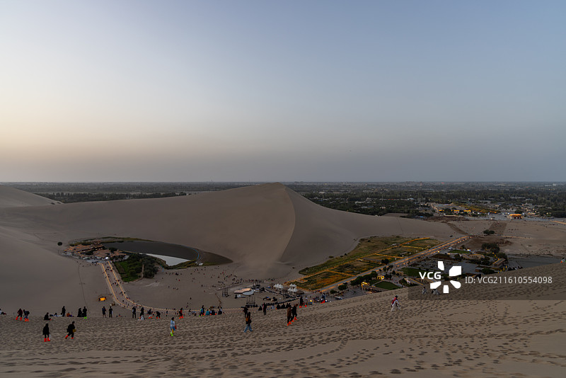 甘肃酒泉敦煌市 俯瞰鸣沙山月牙泉景区的鸣月阁与月牙泉图片素材