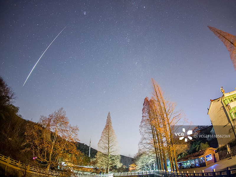 溧阳平桥石坝看到的双子座流星雨火流星图片素材