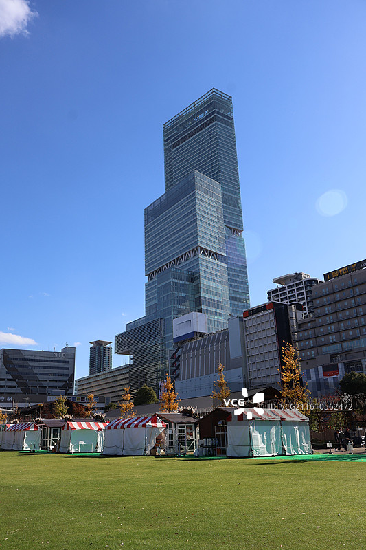 从天王寺公园里远望大阪阿倍野大厦图片素材