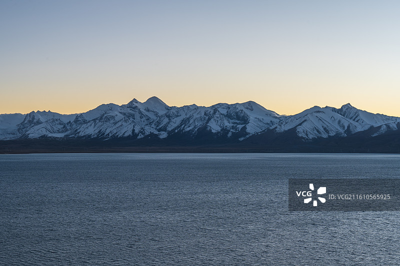 中国西藏日喀则市聂拉木县佩枯措湖傍晚风景图片素材