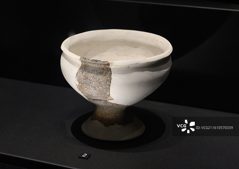 三星堆地点出土的商代前期陶小平底罐图片素材