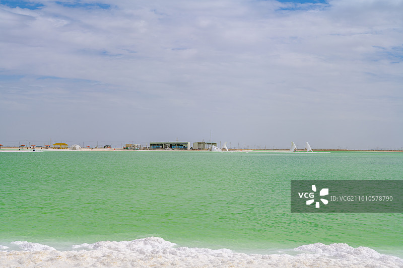 夏日蓝天白云下的察尔汗盐湖图片素材