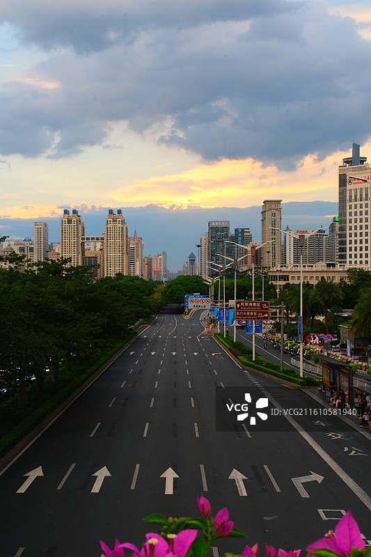 广西南宁民族大道日落时分车流不息图片素材