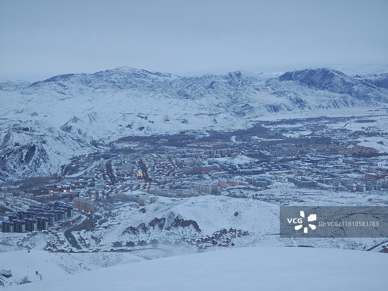 阿勒泰市将军山滑雪场山顶俯瞰城市冬天图片素材