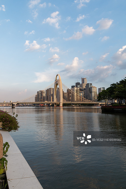 秋天日落时分的广州猎德大桥与琶洲琶醍CBD商务区摩天大楼城市建筑风光图片素材