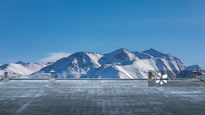 雪山下的地面广场，雪山背景，汽车广告背景，汽车背景，地面广场，南迦巴瓦峰，库拉岗日峰，珠峰图片素材