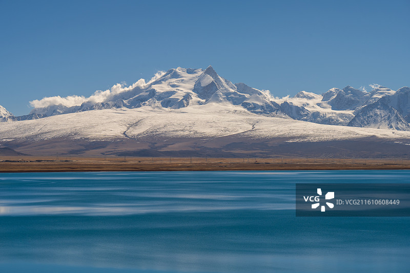 中国西藏日喀则市聂拉木县佩枯措湖傍晚风景图片素材