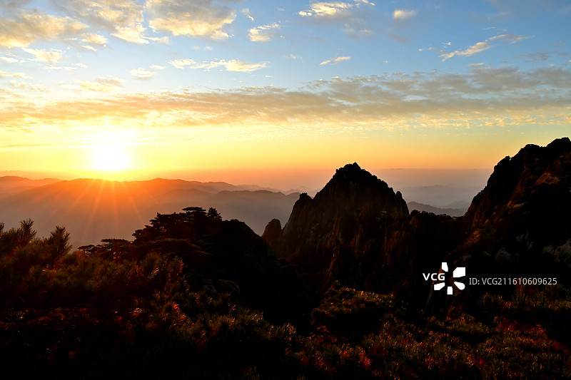 日出黄山，黄山风光，朝霞，山峦，山峰，，世界奇观，安徽黄山图片素材