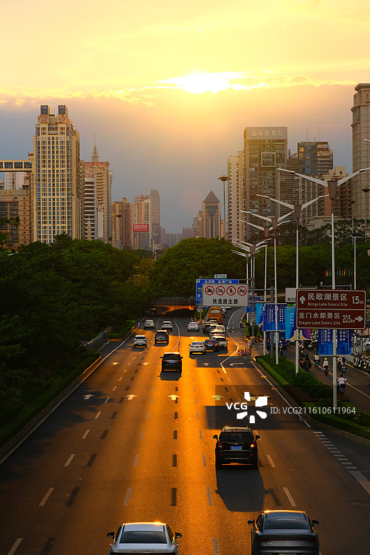 广西南宁民族大道日落时分车流不息图片素材