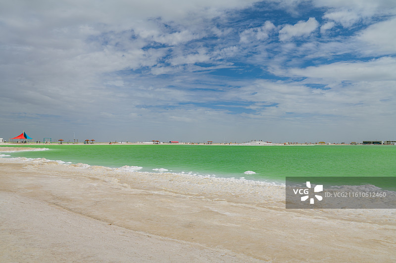 夏日蓝天白云下的察尔汗盐湖图片素材