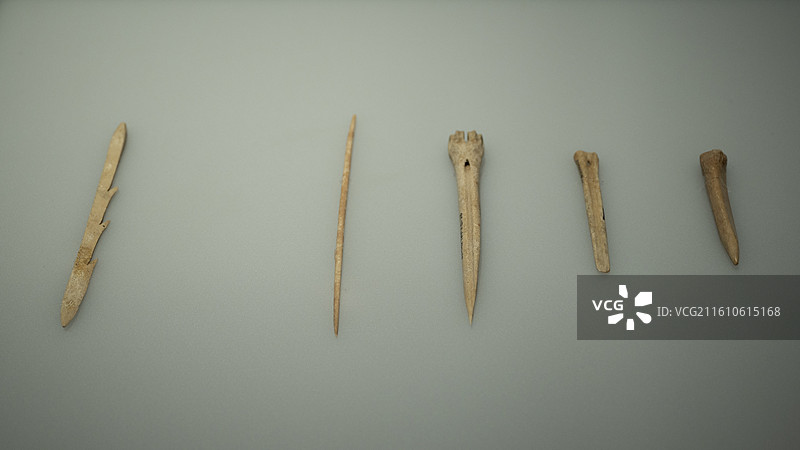 骨镖、骨锥，新石器时代，赤峰市敖汉旗兴隆洼遗址出土，内蒙古博物馆藏。图片素材