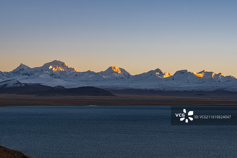 中国西藏日喀则市聂拉木县佩枯措湖傍晚风景图片素材