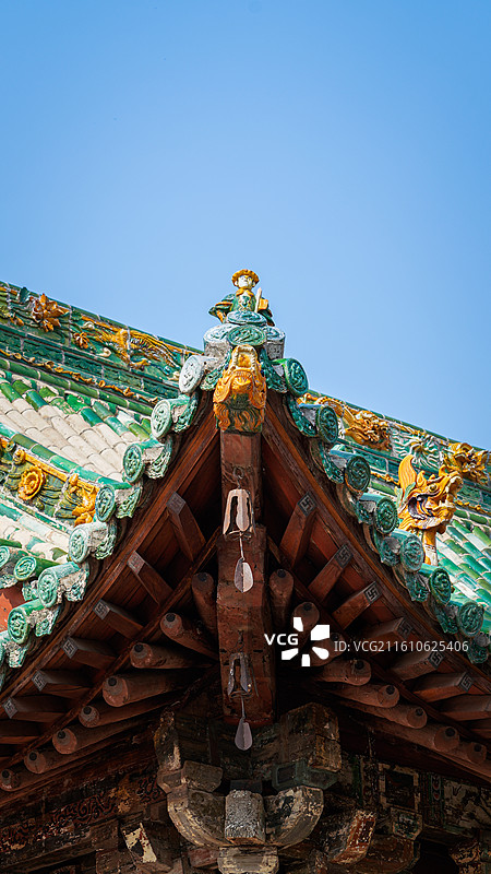 应县净土寺大雄宝殿蓝天琉璃屋脊、斗拱图片素材