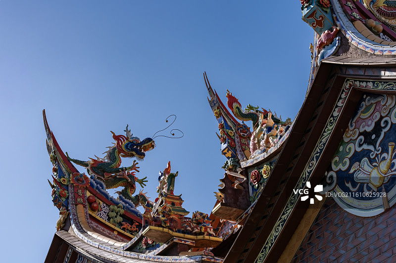 中国传统寺庙屋顶的彩色龙饰图片素材