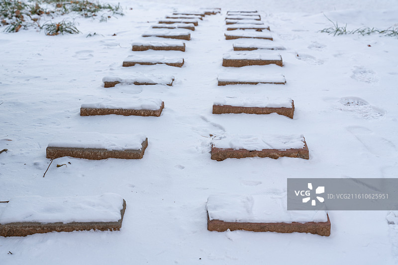 冬日雪后石板路图片素材